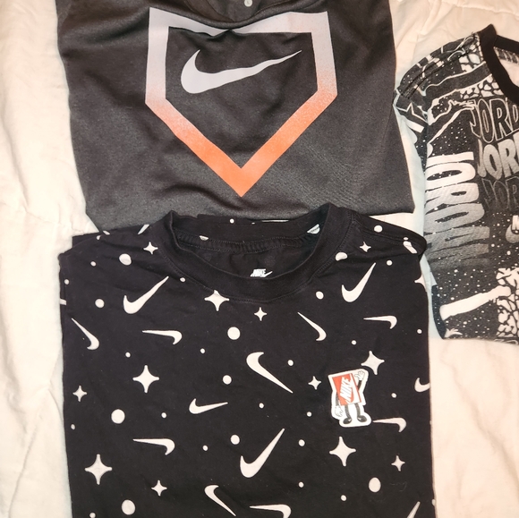 Lot of 3 Boys Nike Shirts - Picture 3 of 4